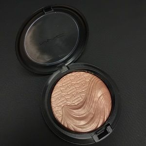 MAC Superb Extra Dimension Skinfinish
