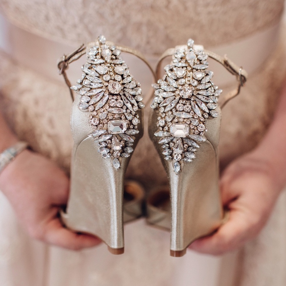 Badgley Mischka size 8 Gold Wedges
