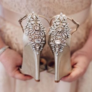 Badgley Mischka size 8 Gold Wedges