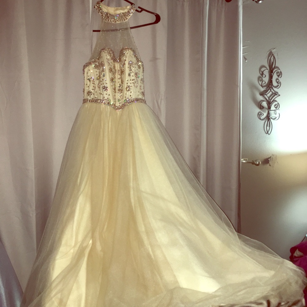 Prom/Homecoming/Ball . . Beautiful Dress