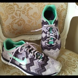 Nike Free chevron athletic shoes size 7.5