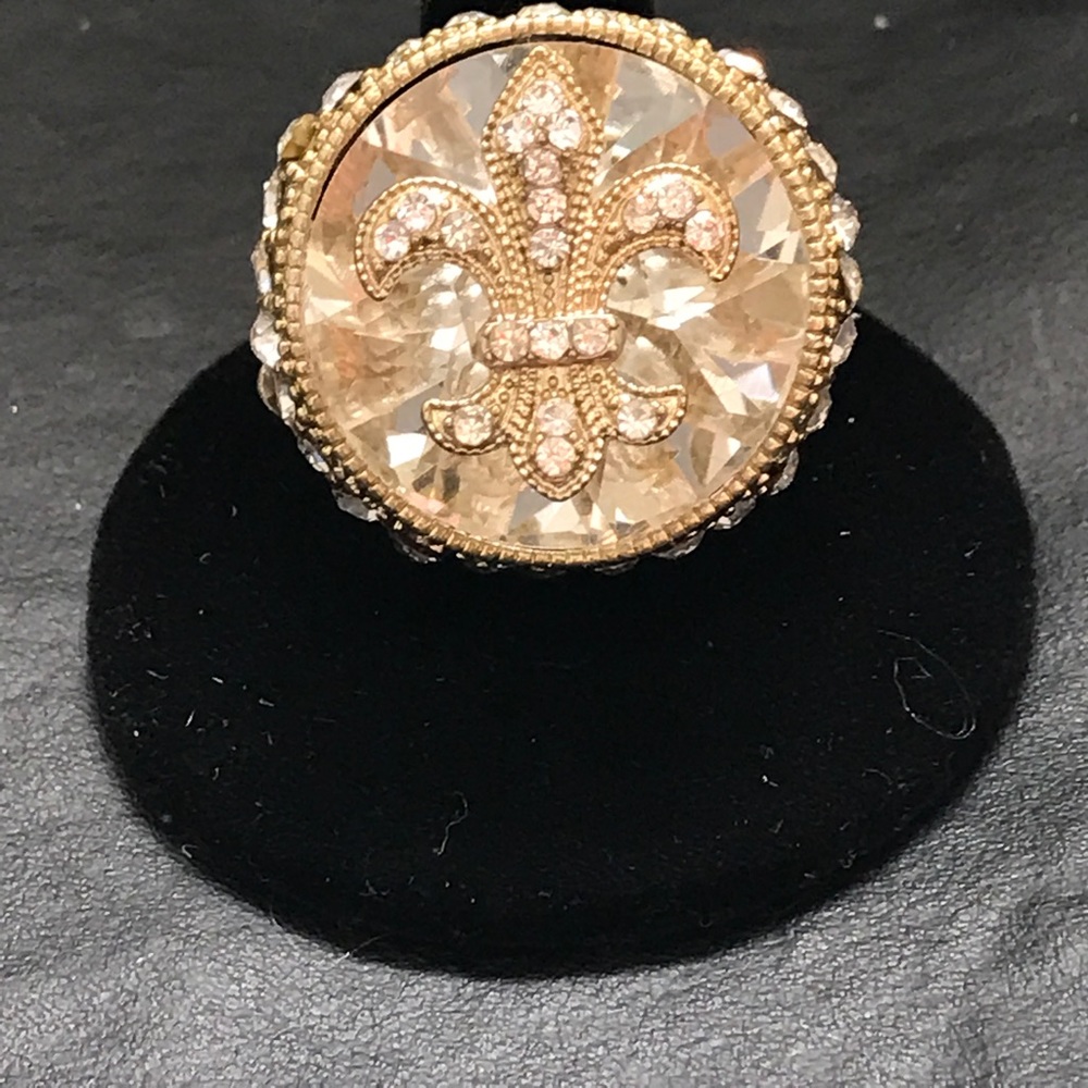Absolutely Gorgeous Fluer de lis stretch ring