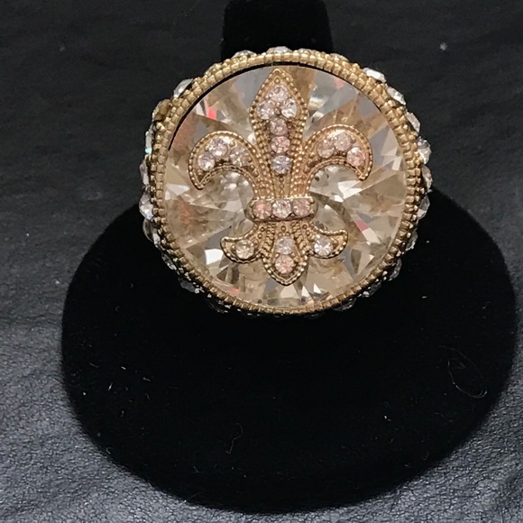 Absolutely Gorgeous Fluer de lis stretch ring - Picture 2 of 3