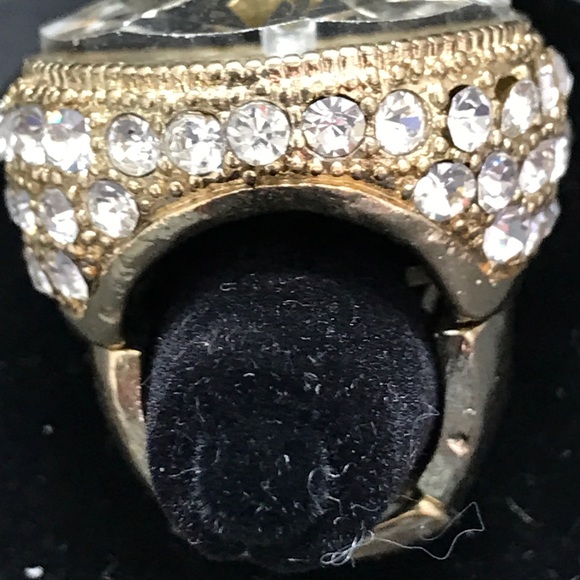 Absolutely Gorgeous Fluer de lis stretch ring - Picture 3 of 3