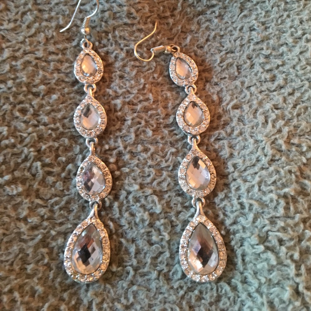4tear drop glass earrings