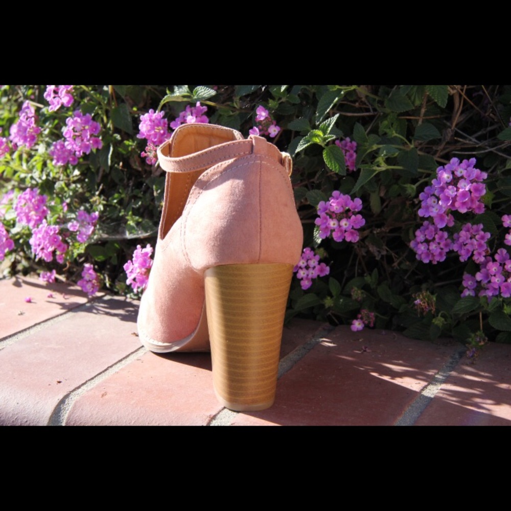 🎉LAST ONE🎉Ladies peep toe ankle buckle booties - Picture 4 of 6