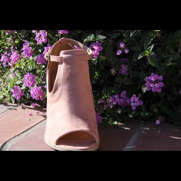 🎉LAST ONE🎉Ladies peep toe ankle buckle booties - Picture 3 of 6