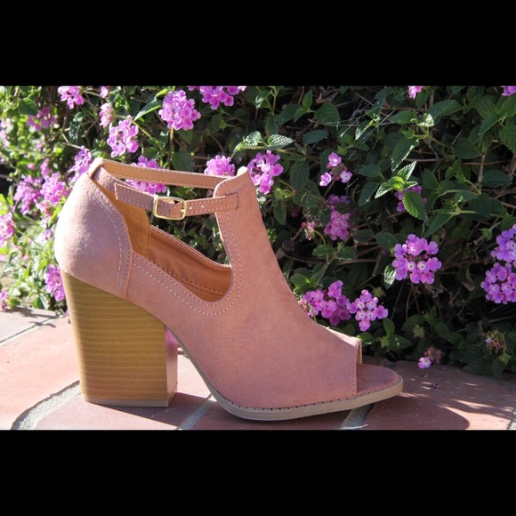 🎉LAST ONE🎉Ladies peep toe ankle buckle booties - Picture 2 of 6