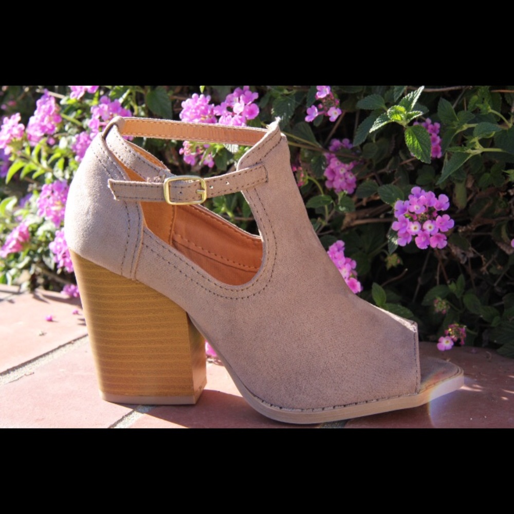 🎉LAST ONE🎉Ladies peep toe ankle buckle bootie