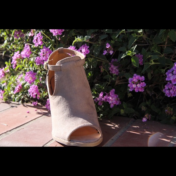 🎉LAST ONE🎉Ladies peep toe ankle buckle bootie - Picture 2 of 6