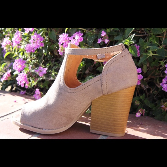 🎉LAST ONE🎉Ladies peep toe ankle buckle bootie - Picture 3 of 6