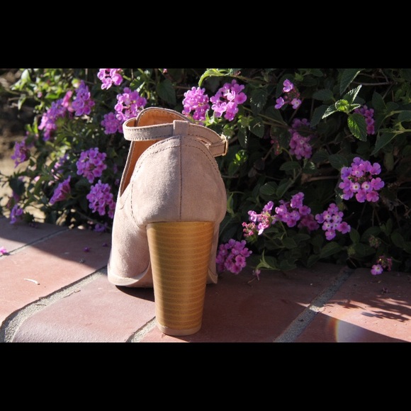 🎉LAST ONE🎉Ladies peep toe ankle buckle bootie - Picture 4 of 6