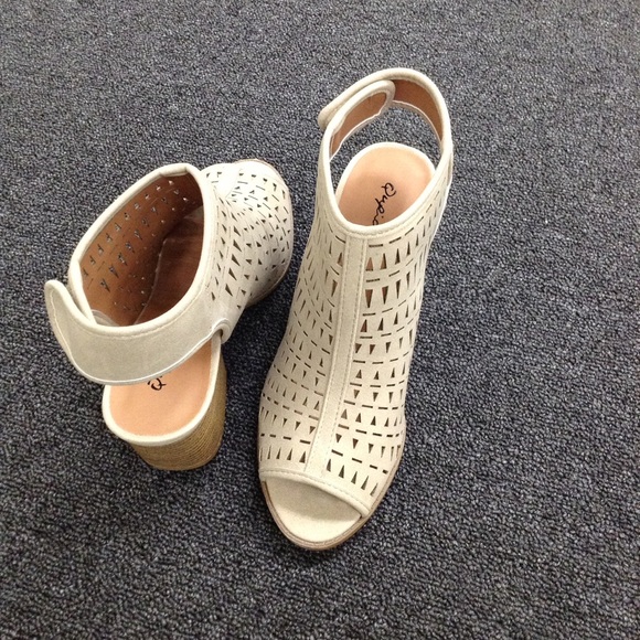 🎉LAST ONE🎉Ladies peep toe chunky heels booties - Picture 5 of 8