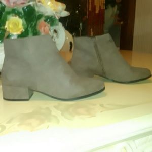 Ankle boots sz 9 in the color taupe from primark