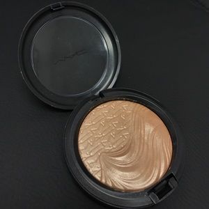MAC Whisper of Gilt Extra Dimension Skinfinish