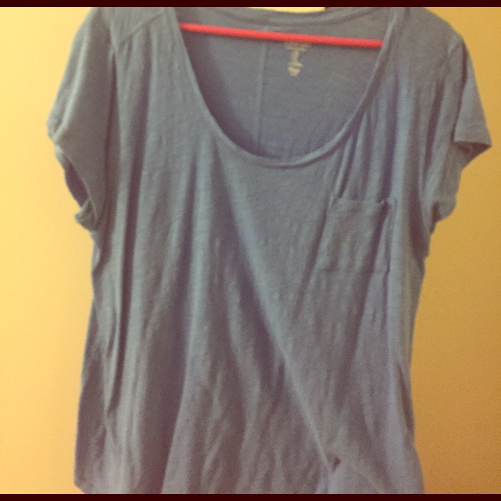 💙Blue scoop neck pocket tee💙