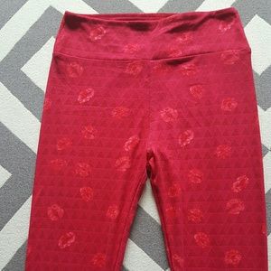 FLASH SALE!! Lularoe OS Lips Leggings