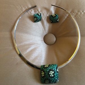 Three tone pendant earring with asilver neck lace