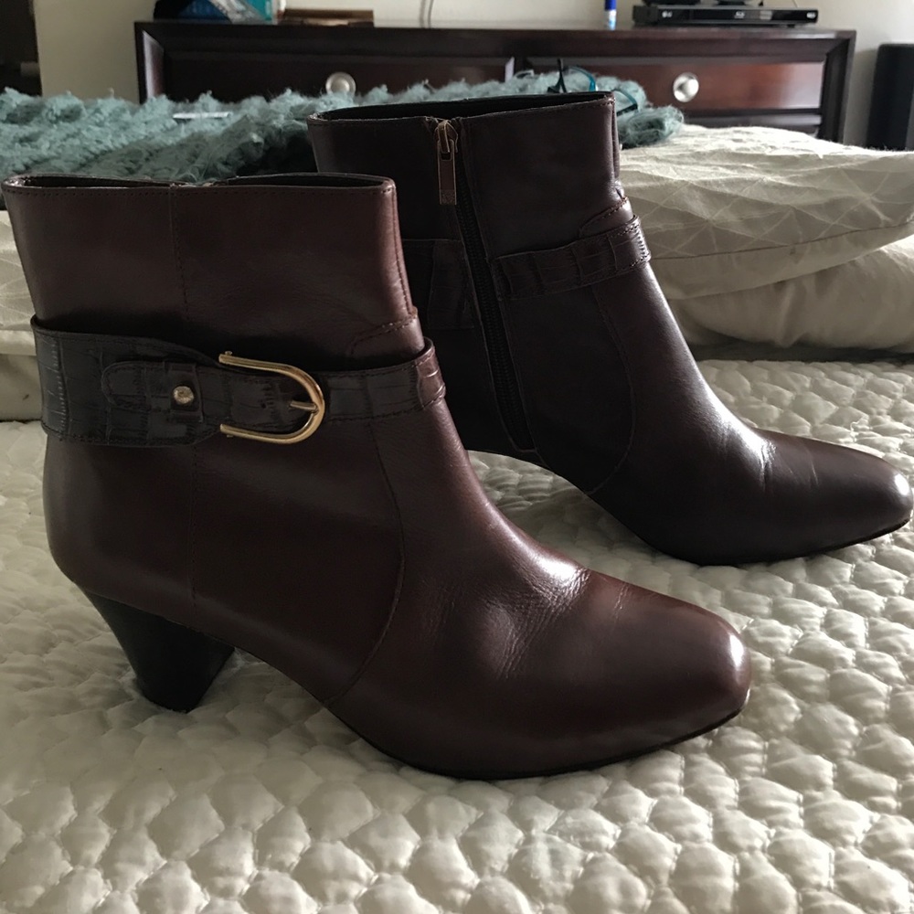 Gorgeous Brown leather Ann Kline booties