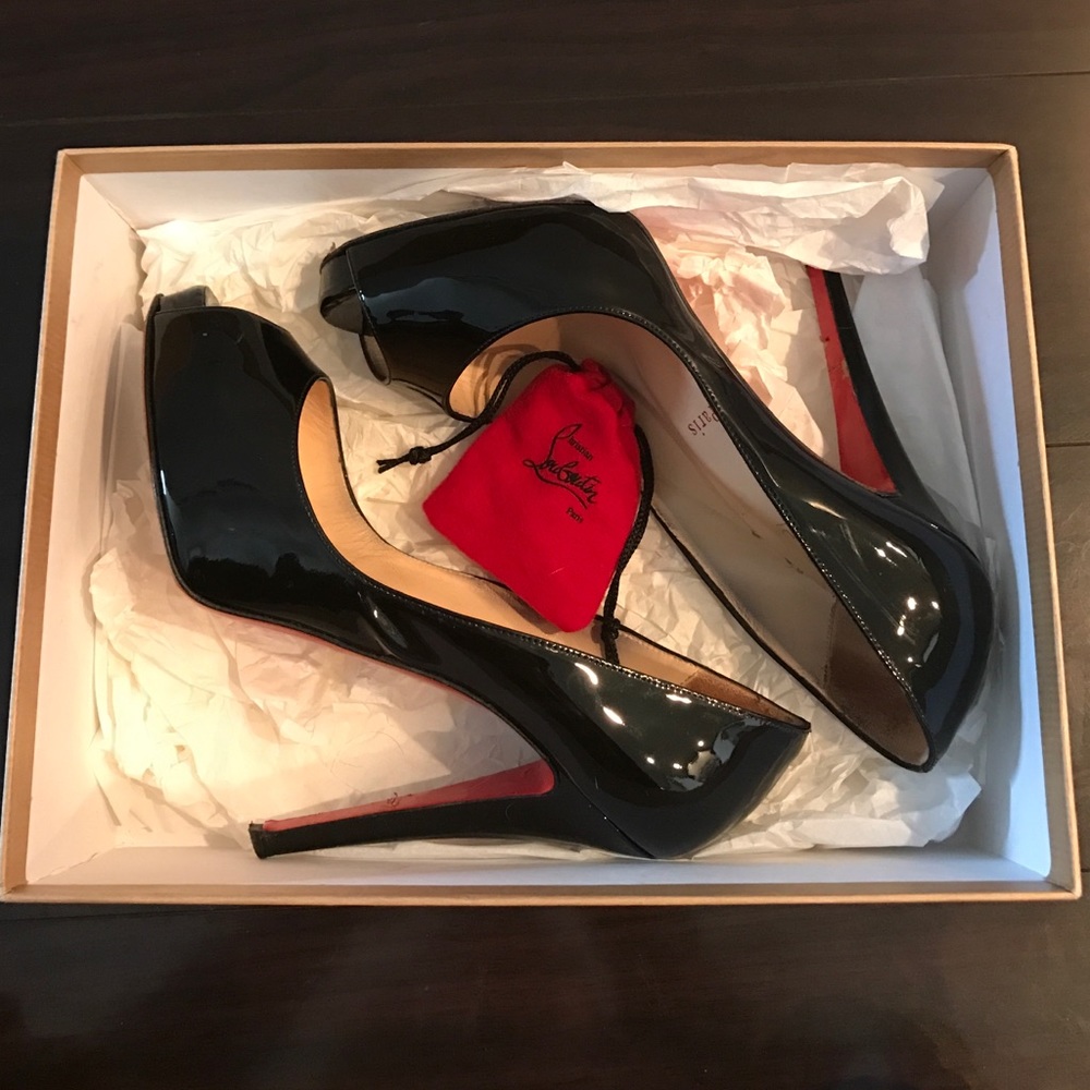 Very Prive patent leather heel