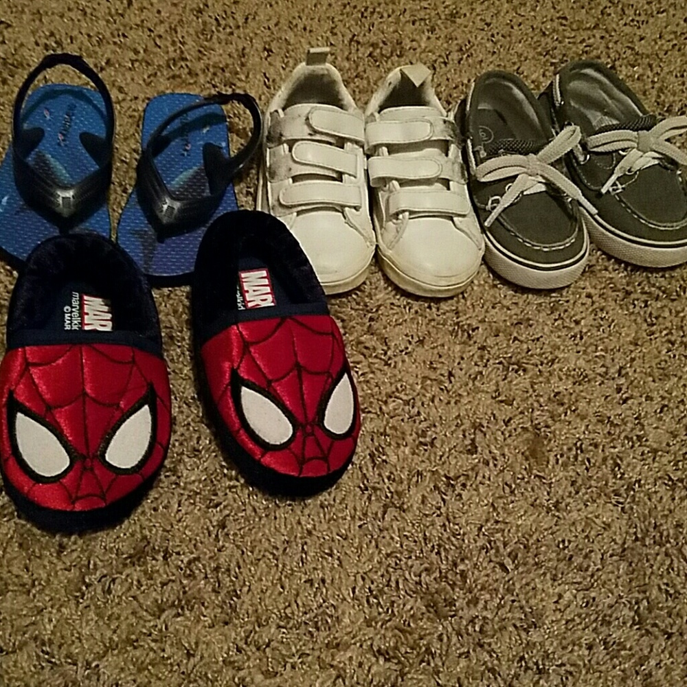 Size 6 toddler shoes.