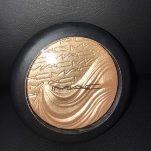 MAC Whisper of Gilt Extra Dimension Skinfinish