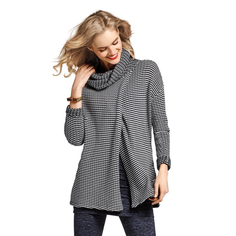 NWOT CAbi Fergie Turtleneck