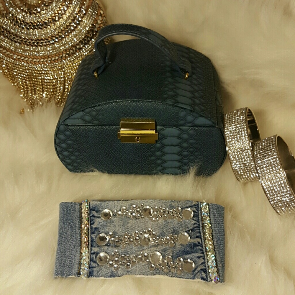 Classy Bluejean choker. Have fun with this peice