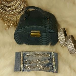 Classy Bluejean choker. Have fun with this peice