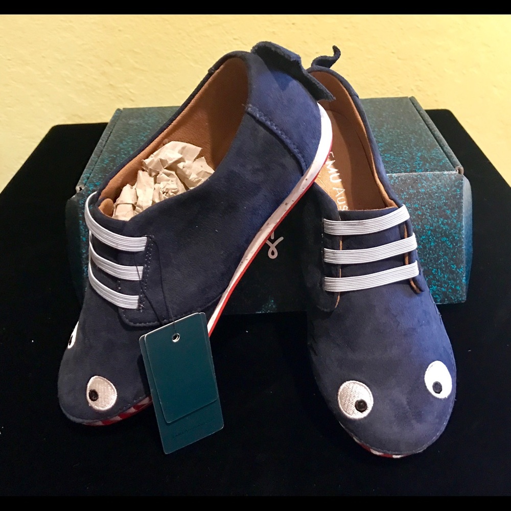 EMU Australia suede Shark shoes, Size 2