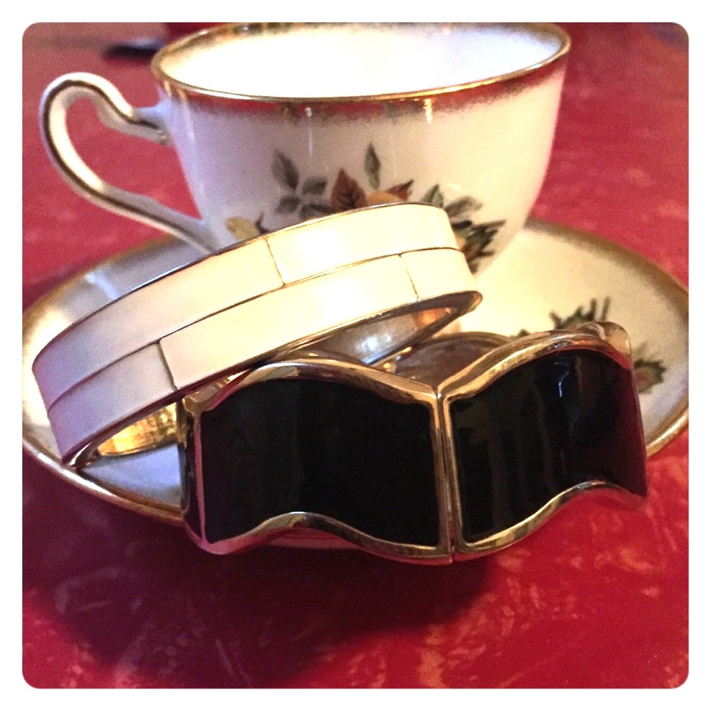 🎀Set of 2Vintage Enamel Cuffs🎀