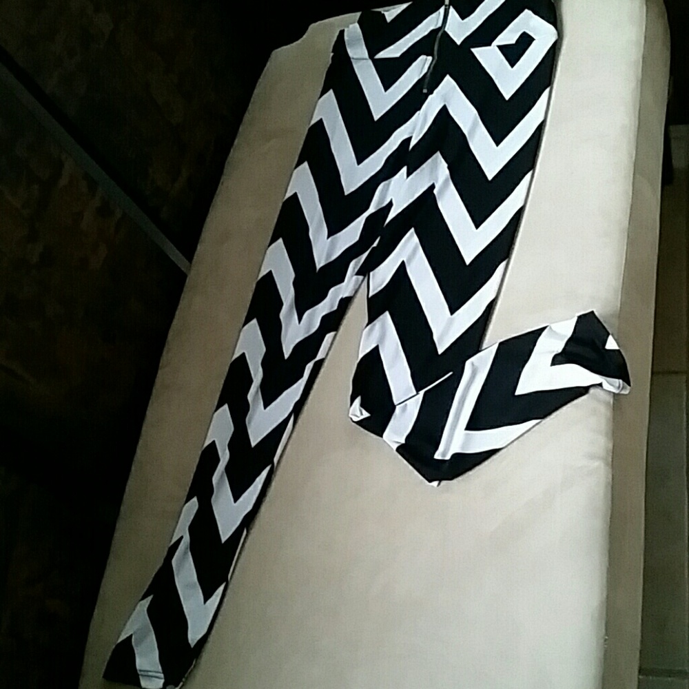 Super Modern lycra/ leggins black and white