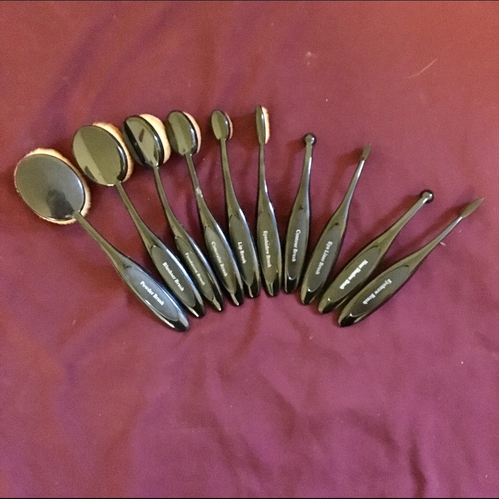 Round brush collection.