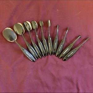 Round brush collection.