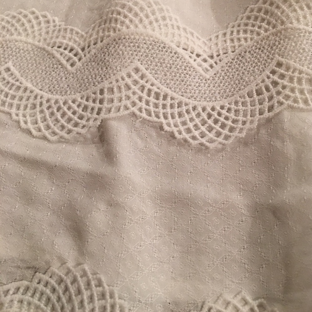 💙 Host Pic 💙 Scalloped Lace Haltered Top - Picture 7 of 8