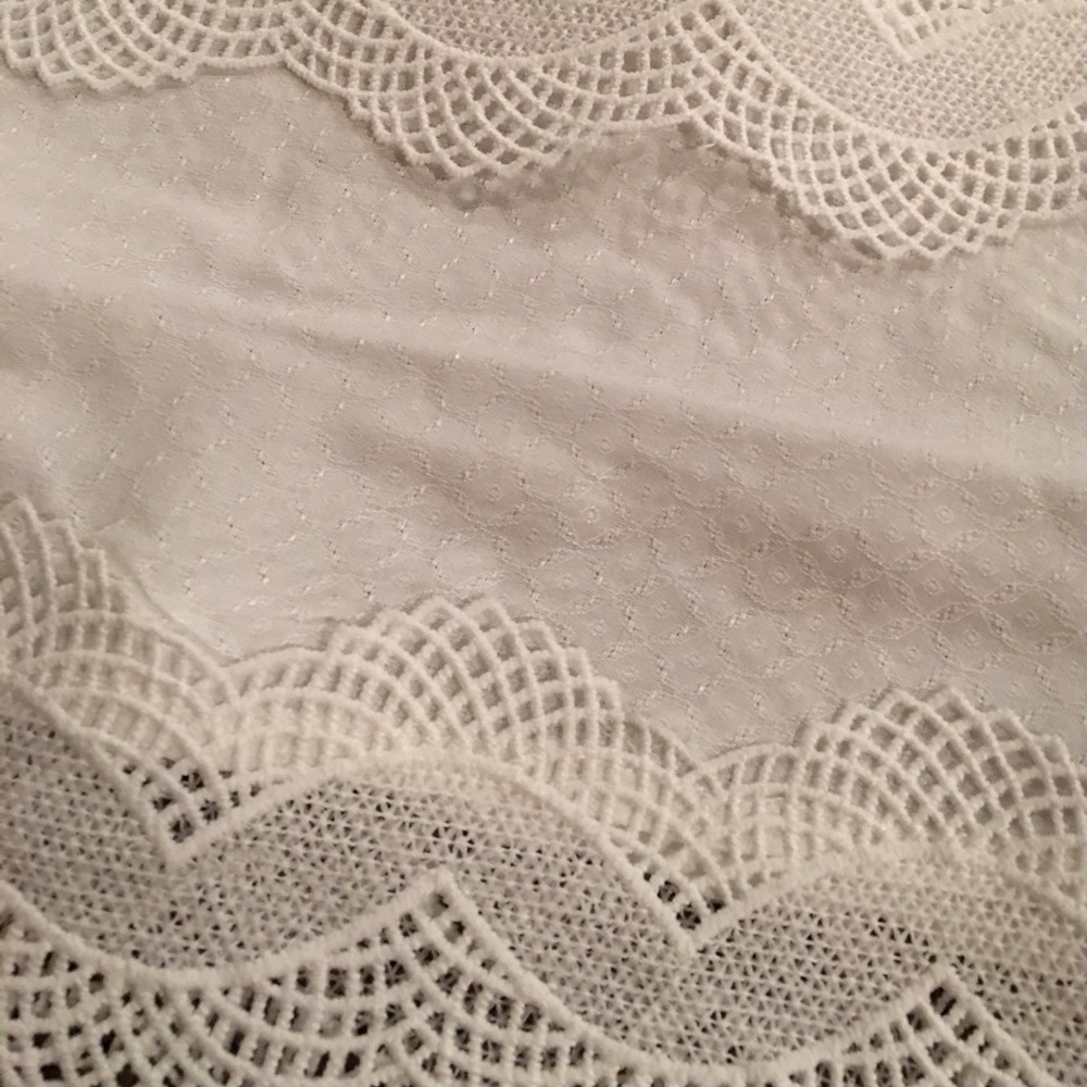 💙 Host Pic 💙 Scalloped Lace Haltered Top - Picture 8 of 8