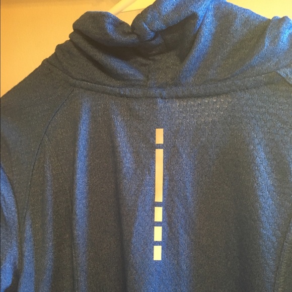 Pullover workout top, thumb holes, medium - Picture 2 of 5