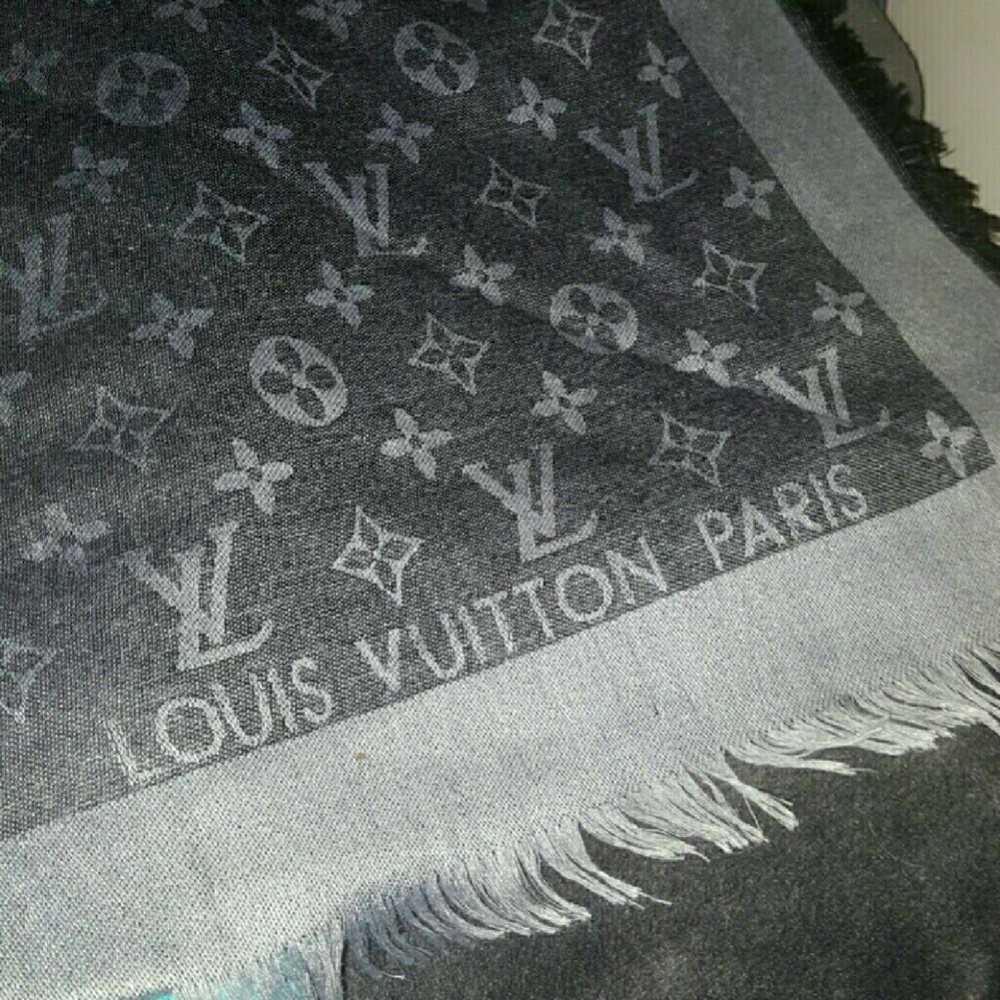 LV scarf