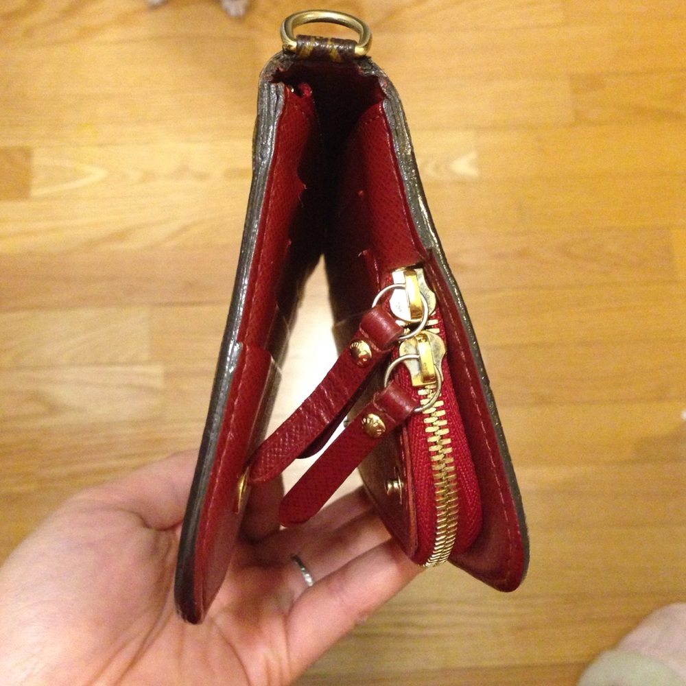 Additional pictures of the wallet.