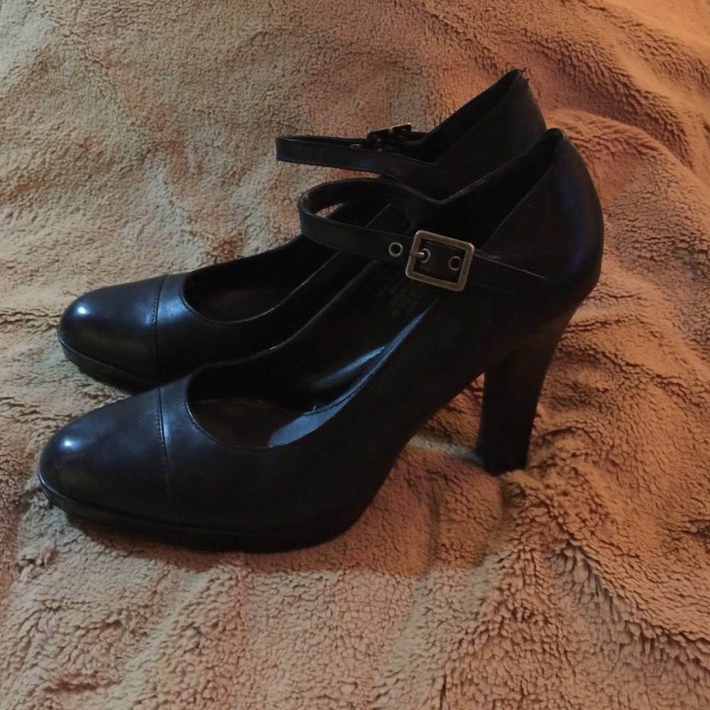 Vera Wang strappy heels