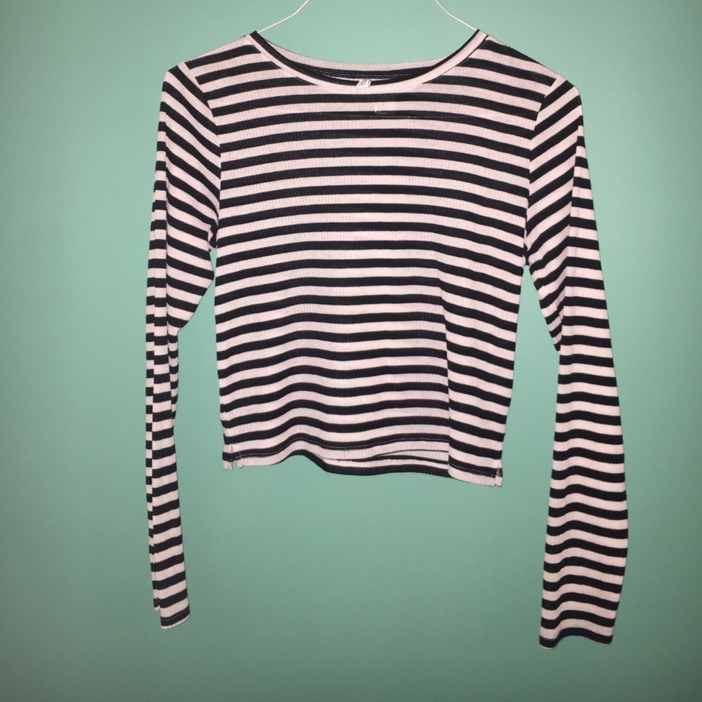 black and white striped long sleeve crop top