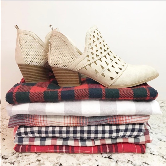 ❤HP❤️️Ladies pointed toe low chunky heels booties. - Picture 7 of 7