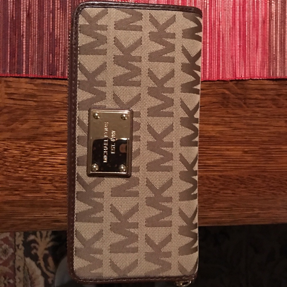 Michael Kors full size zip wallet