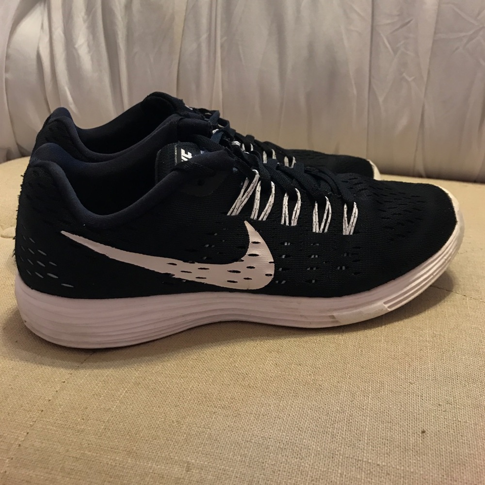 Black nike tennis shoe