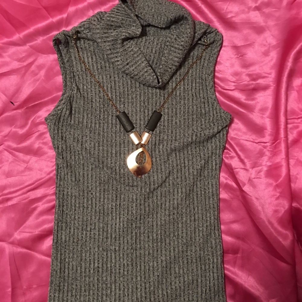 Sleeveless sweater w/necklace