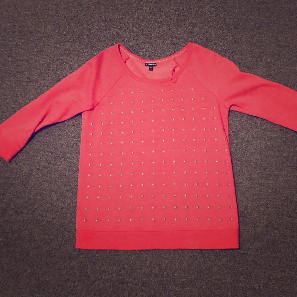 Crew neck. 3/4 length sleeves. Fit to size.