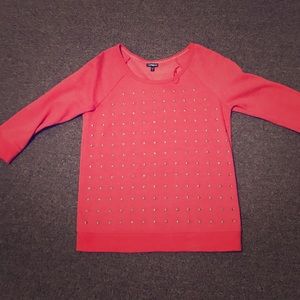 Crew neck. 3/4 length sleeves. Fit to size.