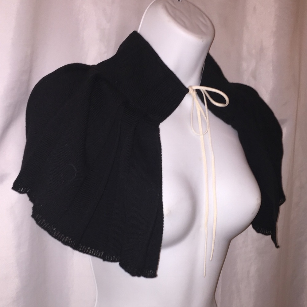 👋🏾SOLD👋🏾CHANEL Spring 2001 Black Cotton/Silk Knit CAPELET