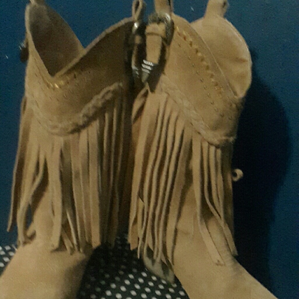 Very volatile 7.5 heeled boots super cute! Very co