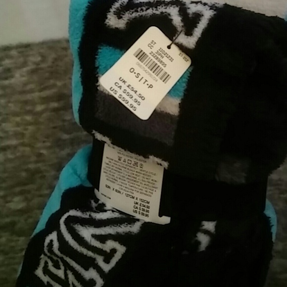 Victoria secret pink blanket - Picture 2 of 2